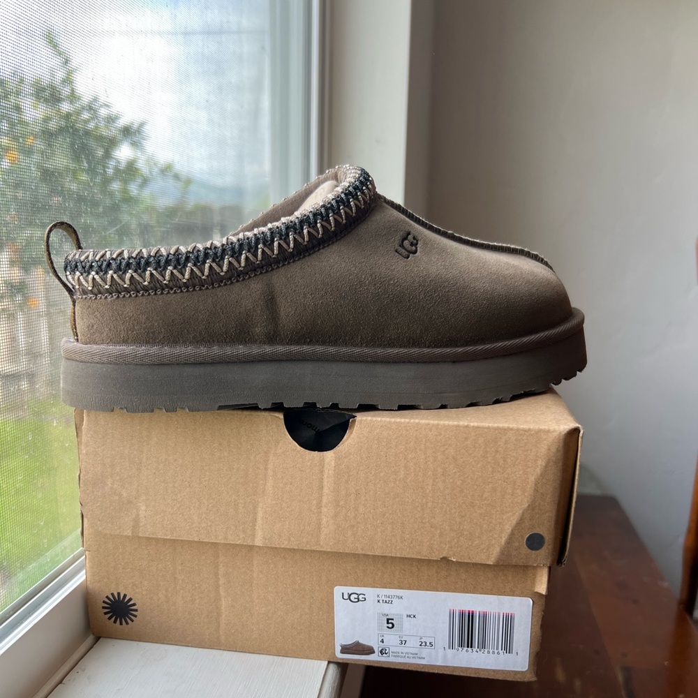 Tazz Hickory- Kids 5, fits women 6.5-7